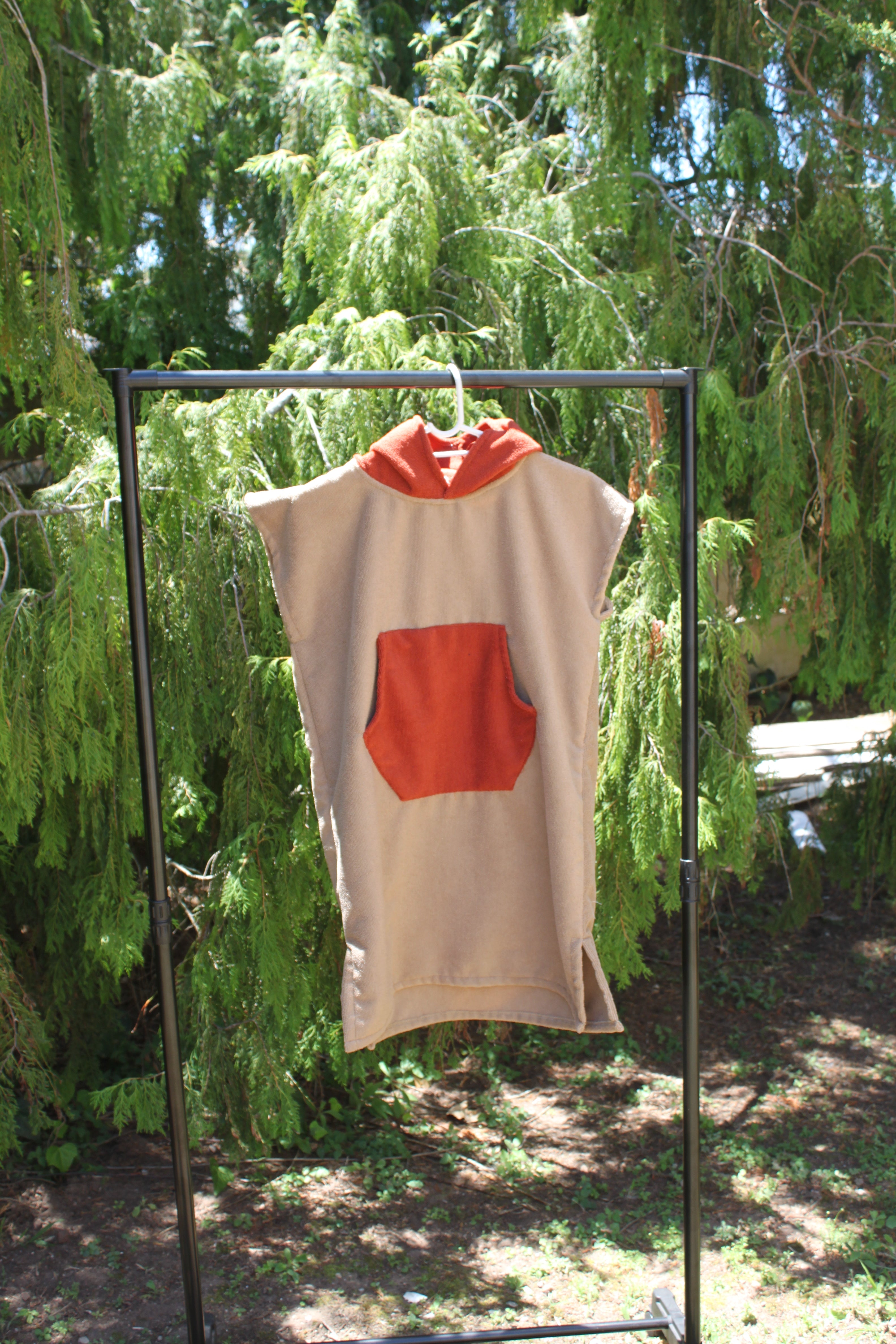 Kiddies Towel Poncho: Beige with rust pocket