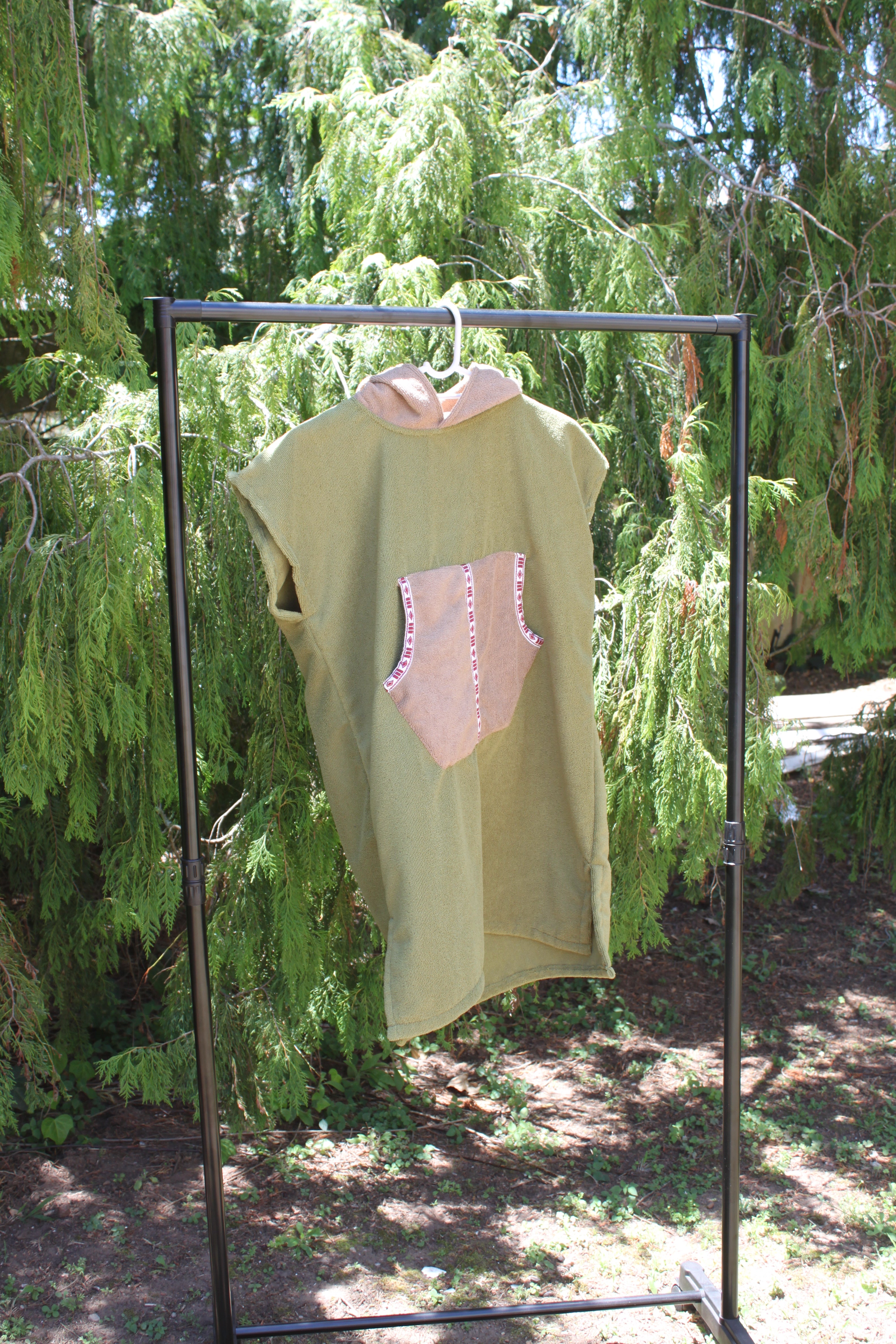 Kiddies Towel Poncho: Green with beige pocket & detailing